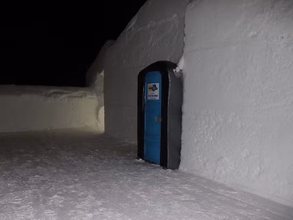 Các phòng không có phòng tắm riêng.