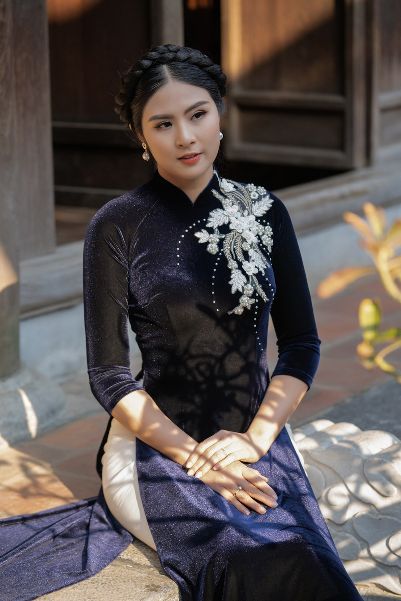  Tà áo dài truyền thống đem đến cho Ngọc Hân nguồn cảm hứng vô tận. Cô hiện sở hữu một cửa hàng áo dài và được mẹ giúp sức trong việc kinh doanh.