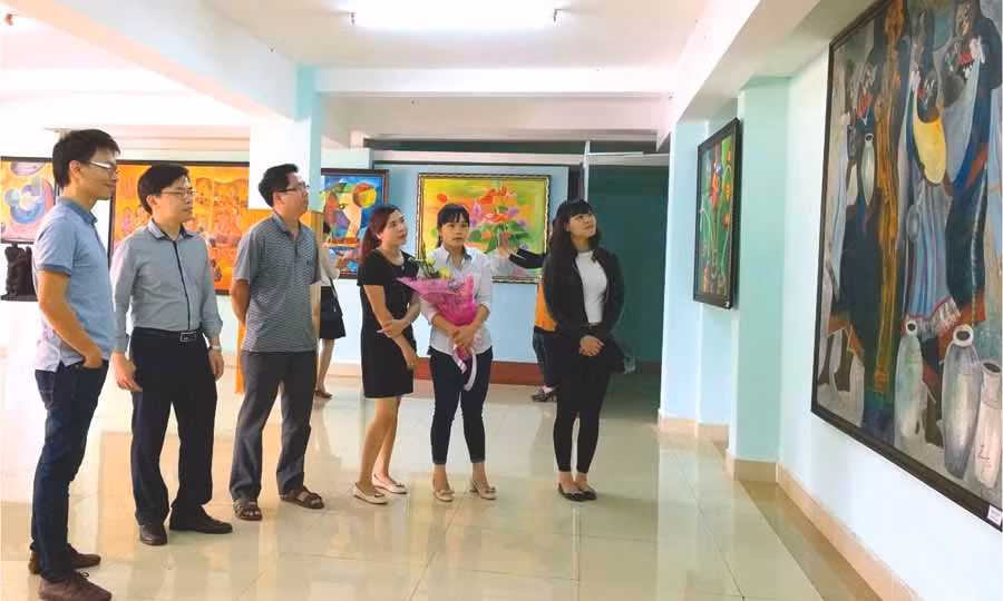  Một triển lãm mỹ thuật được trưng bày tại Bảo tàng tỉnh.Ảnh: THU HUẾ