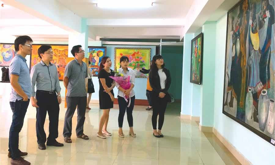  Một triển lãm mỹ thuật được trưng bày tại Bảo tàng tỉnh.Ảnh: THU HUẾ