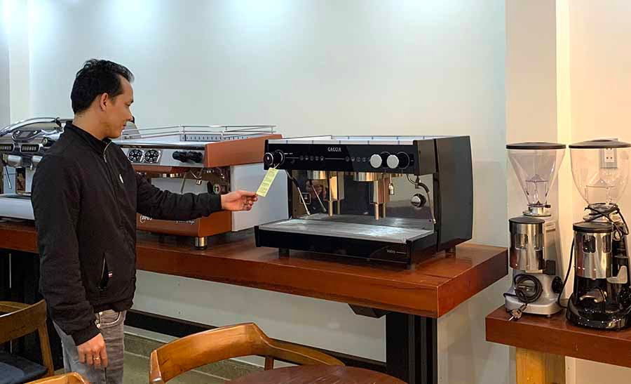  Máy pha cà phê được trưng bày tại Cà phê 24 (10 Lê Hồng Phong, TP. Pleiku). Ảnh: H.D
