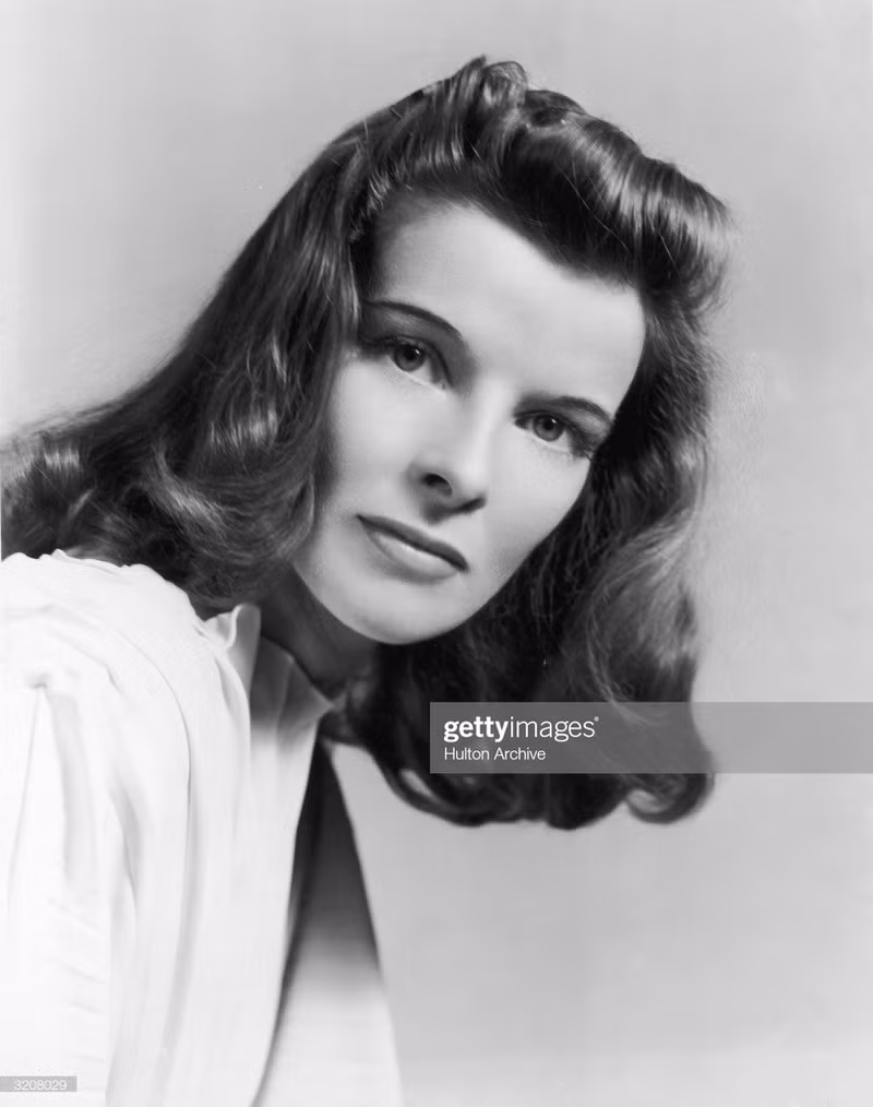 Katharine Hepburn là nữ diễn viên giành được nhiều giải thưởng nhất. Katharine Hepburn đã có một sự nghiệp điện ảnh trải dài hơn 6 thập kỷ. Trong thời gian đó, cô đã nhận được 12 đề cử từ Viện Hàn lâm và giành được 4 giải Oscar cho Nữ diễn viên chính xuất sắc nhất. Hepburn chiến thắng lần đầu tiên vào năm 1933, khi cô mới 26 tuổi. Mặc dù là nghệ sĩ sở hữu kỷ lục giành được nhiều giải Oscar nhất, Hepburn chưa bao giờ dự lễ trao giải để nhận tượng vàng.
