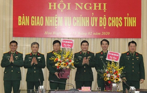 Thiếu tướng Bùi Công Chức chúc mừng Đại tá Quách Đăng Phú và Đại tá Bùi Văn Hùng.