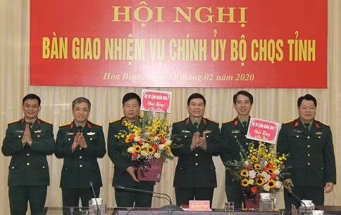 Thiếu tướng Bùi Công Chức chúc mừng Đại tá Quách Đăng Phú và Đại tá Bùi Văn Hùng.