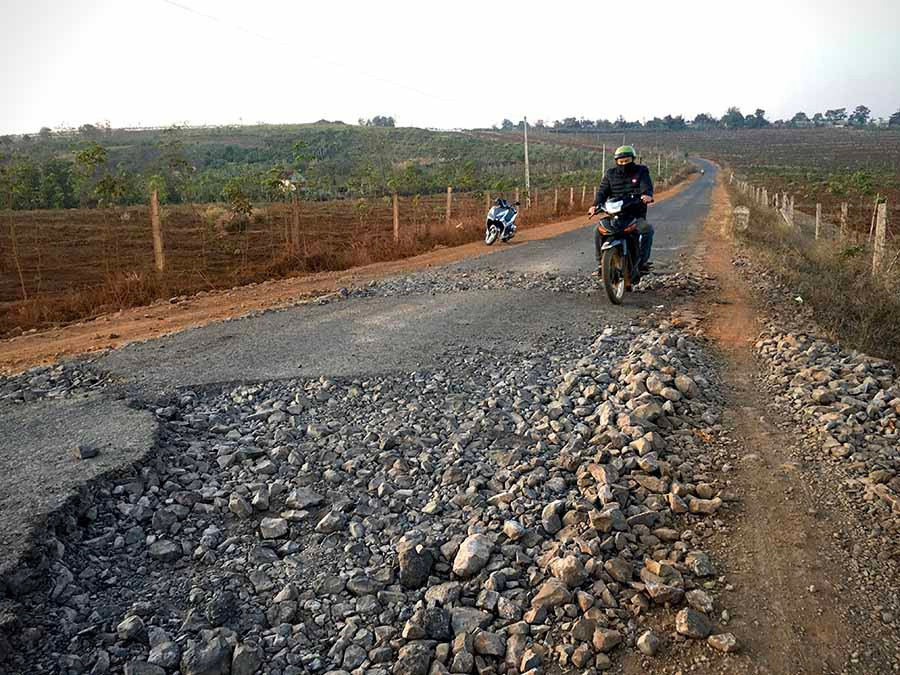  Đoạn đường qua xã Chư Pơng (huyện Chư Sê) bị hư hỏng nặng. Ảnh: H.L