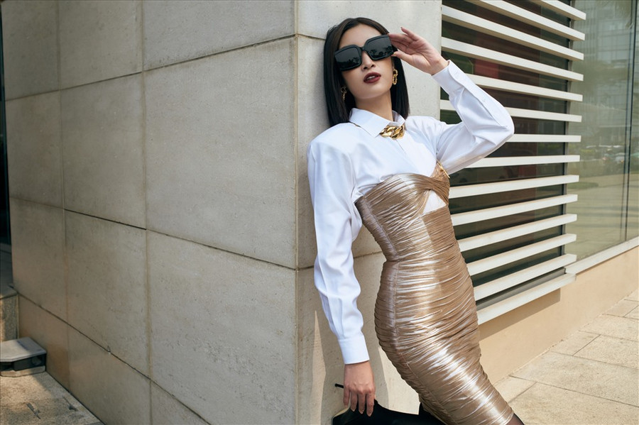 Hoa hậu Đỗ Mỹ Linh chia sẻ: “Không chỉ có bộ ảnh lần này, năm 2020 khán giả sẽ nhìn thấy nhiều hình ảnh thú vị hơn, cá tính hay táo bạo hơn của Linh. Song song đó đây cũng sẽ là năm Linh hoạt động tích cực hơn với nhiều vai trò đa dạng, mong khán giả sẽ đón nhận Linh với những điều mới cả trong mặt hình ảnh cũng như trong những dự định sắp tới“. Ảnh: Trương Tùng Lâm. Hoa hậu Đỗ Mỹ Linh chia sẻ: “Không chỉ có bộ ảnh lần này, năm 2020 khán giả sẽ nhìn thấy nhiều hình ảnh thú vị hơn, cá tính hay táo bạo hơn của Linh. Song song đó đây cũng sẽ là năm Linh hoạt động tích cực hơn với nhiều vai trò đa dạng, mong khán giả sẽ đón nhận Linh với những điều mới cả trong mặt hình ảnh cũng như trong những dự định sắp tới“. Ảnh: Trương Tùng Lâm.