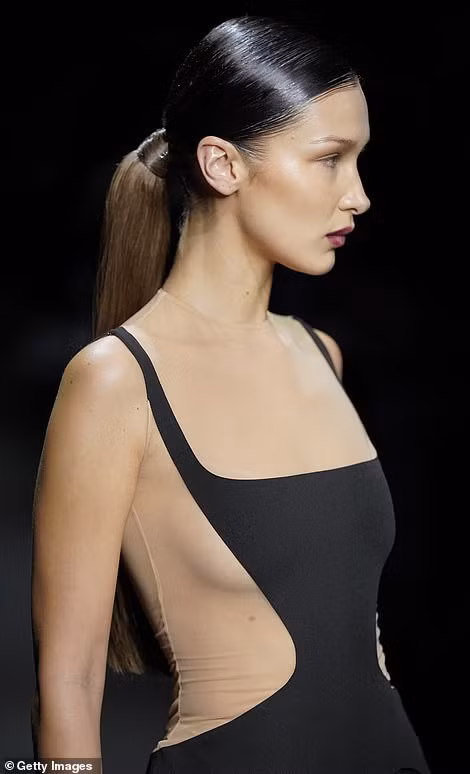 Cô nàng vẫn giữ được thần thái lạnh lùng đặc trưng làm nên thương hiệu của hai chị em Hadid. Cô nàng vẫn giữ được thần thái lạnh lùng đặc trưng làm nên thương hiệu của hai chị em Hadid.