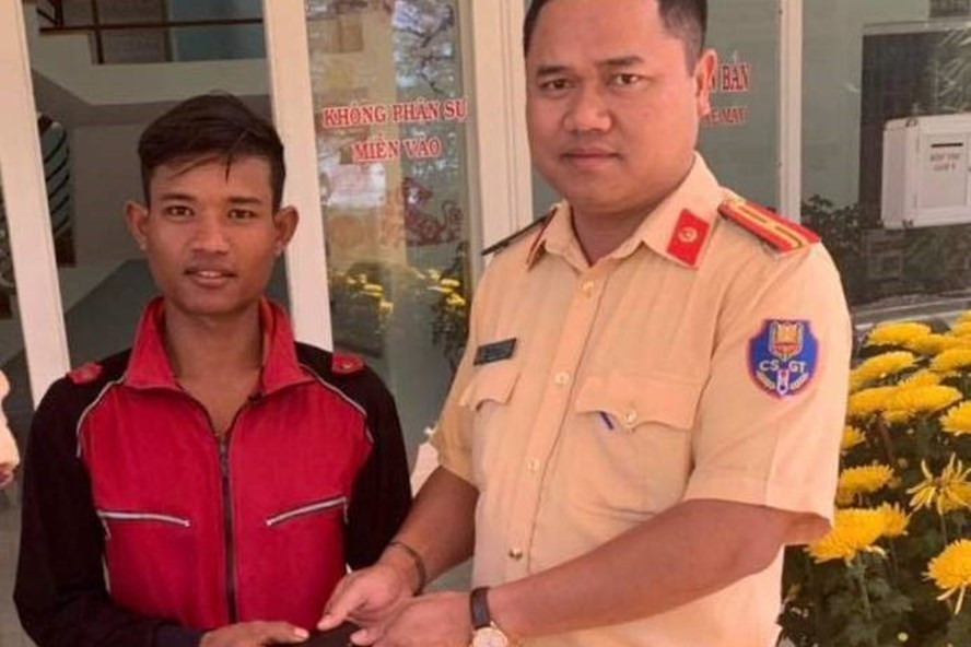 Hình ảnh cán bộ CSGT Đắk Lắk nhặt của rơi trả lại cho người dân được chia sẻ nhiều trên các trang mạng xã hội. Ảnh: LX Hình ảnh cán bộ CSGT Đắk Lắk nhặt của rơi trả lại cho người dân được chia sẻ nhiều trên các trang mạng xã hội. Ảnh: LX