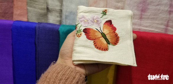 Một chiếc khăn tay với hình thêu cánh bướm rất đẹp, giá dao động từ 200.000 - 300.000 đồng tùy hình thêu - Ảnh: HÀ THANH