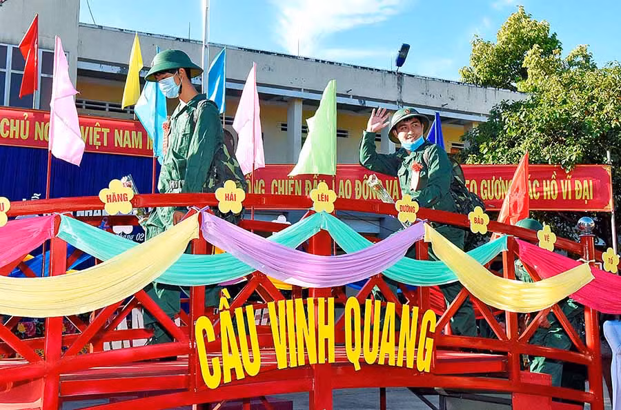  Các chiến sĩ bước qua “Cầu vinh quang” lên đường nhập ngũ. Ảnh: Đ.T