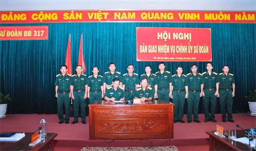 Bàn giao chức trách, nhiệm vụ Chính ủy Sư đoàn 317.