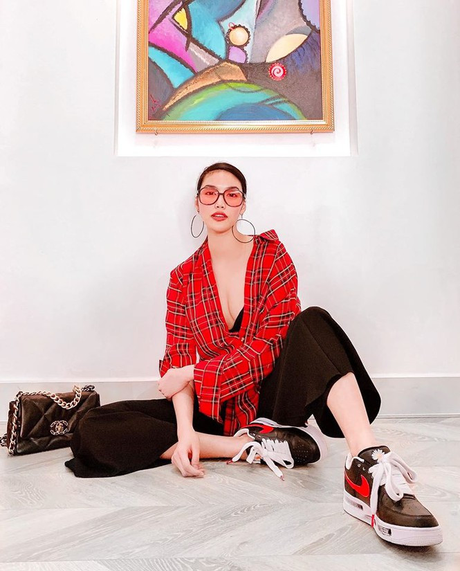 Lan Khuê biến hoá phong cách thời trang liên tục sau khi sinh con. Không chỉ thanh lịch, người đẹp còn thể hiện sự biến hoá đầy cá tính với set đồ quần ống xuống màu đen kết hợp cùng áo sơ-mi kẻ ca-rô màu đỏ. Người đẹp không ngần ngại khoe vòng một nóng bỏng. Nhưng điểm nhấn của bộ trang phục chính là đôi giày hoa cúc có chữ ký của G-Dragon mà các tín đồ thời trang Việt săn lùng suốt thời gian qua. Lan Khuê biến hoá phong cách thời trang liên tục sau khi sinh con. Không chỉ thanh lịch, người đẹp còn thể hiện sự biến hoá đầy cá tính với set đồ quần ống xuống màu đen kết hợp cùng áo sơ-mi kẻ ca-rô màu đỏ. Người đẹp không ngần ngại khoe vòng một nóng bỏng. Nhưng điểm nhấn của bộ trang phục chính là đôi giày hoa cúc có chữ ký của G-Dragon mà các tín đồ thời trang Việt săn lùng suốt thời gian qua.