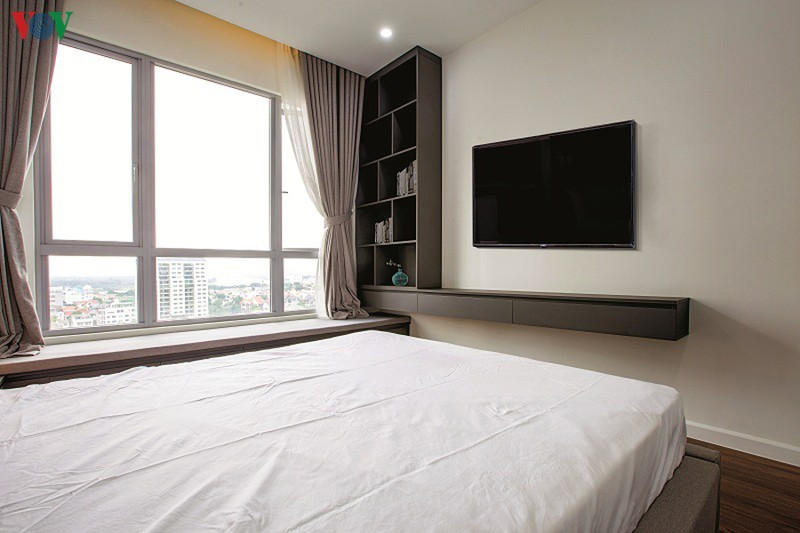 Tivi được treo tường để tiết kiệm diện tích. Tivi được treo tường để tiết kiệm diện tích.