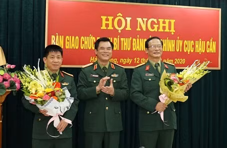  Trung tướng Nguyễn Quang Cường chúc mừng Đại tá Lê Đức Quý và Đại tá Đỗ Thanh Sơn.