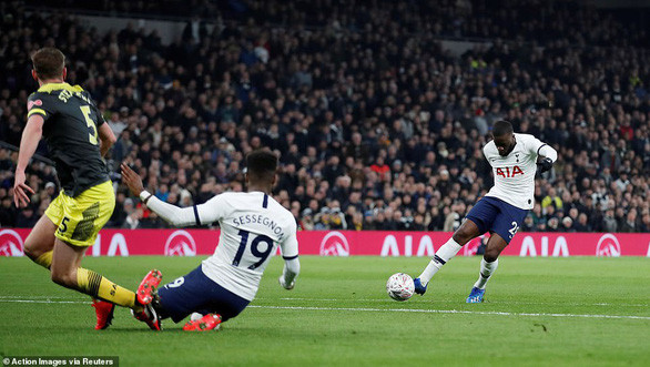 Pha dứt điểm tạo ra bàn mở tỉ số cho Tottenham của Ndombele - Ảnh: REUTERS