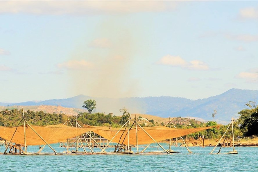 Làng chài thuộc thôn 7, xã Ia Tơi (huyện Ia H’Drai) hiện có 29 hộ dân. Hàng năm, dân làng chài đánh bắt và nuôi trồng được hàng chục tấn thủy sản từ lòng hồ thủy điện Sê San 4.