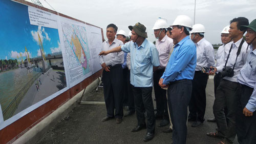 Bộ trưởng Bộ Nông nghiệp và Phát triển nông thôn Nguyễn Xuân Cường (thứ hai, từ trái qua) kiểm tra tình trạng xâm nhập mặn ở Vĩnh Long Ảnh: CÔNG TUẤN