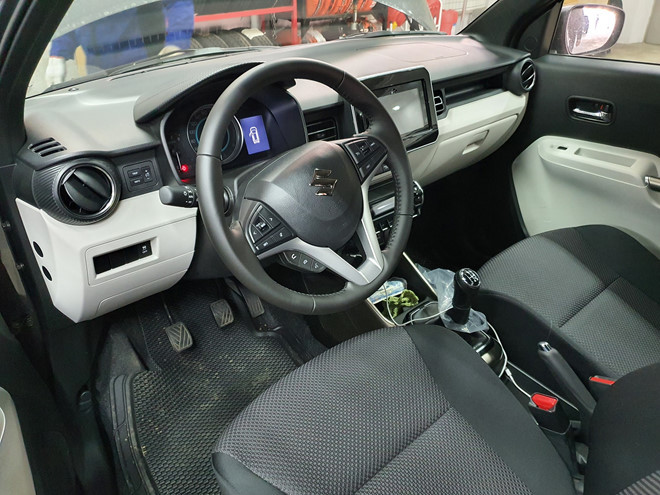 Chiếc xe tại Việt Nam là phiên bản "full option" nhưng lại sử dụng hộp số sàn Chiếc xe tại Việt Nam là phiên bản