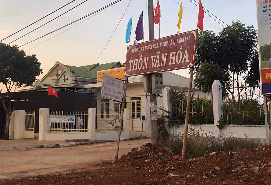  Cổng chào thôn văn hóa bị đặt nghiêng ngả sát trụ điện. Ảnh: N.T