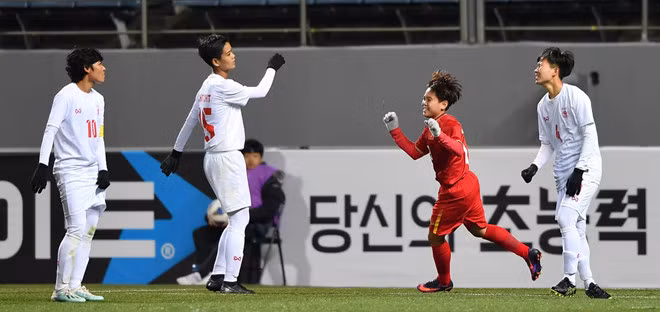 Ngân Thị Vạn Sự (áo đỏ) được chú ý ở trận đấu với Hàn Quốc AFC