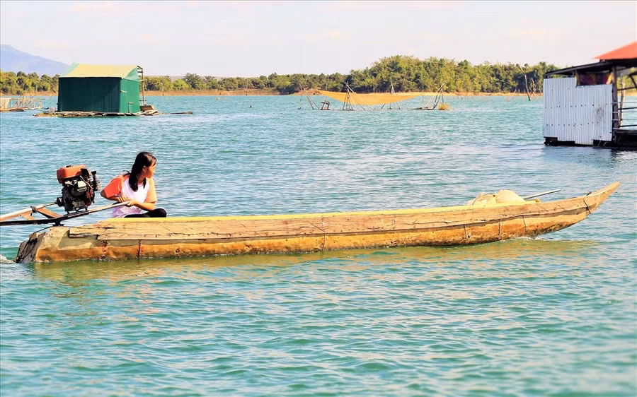 Những đứa trẻ sinh ra và lớn lên trong lòng hồ đã quá quen thuộc với việc điều khiển thuyền máy. Ngoài chuyện học hành, những đứa trẻ ở thôn 7 thường phụ giúp cha mẹ vận chuyển thủy sản vào đất liền bán kiếm tiền trang trải cuộc sống gia đình.