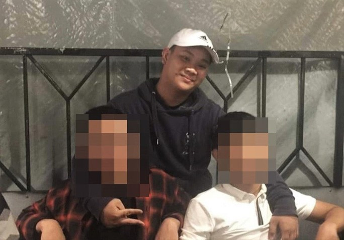 Đối tượng Hồ Quang Tiến (đứng giữa) chém người để trả thù cho bạn gái