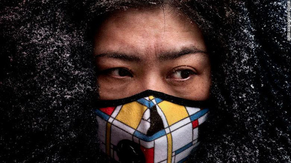  Một phụ nữ đeo khẩu trang khi đi mua đồ ở một khu chợ tại Bắc Kinh, Trung Quốc hôm 6-2 - Ảnh: CNN/GETTY