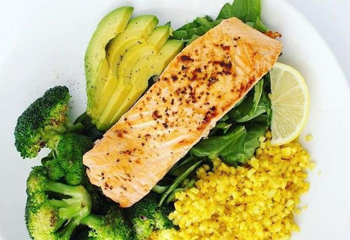 Một đĩa cơm chiên nghệ với cá hồi, rau chân vịt và bông cải xanh chứa rất nhiều chất dinh dưỡng giúp tăng sức mạnh của hệ miễn dịch - ảnh minh họa từ internet