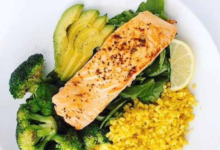 Một đĩa cơm chiên nghệ với cá hồi, rau chân vịt và bông cải xanh chứa rất nhiều chất dinh dưỡng giúp tăng sức mạnh của hệ miễn dịch - ảnh minh họa từ internet