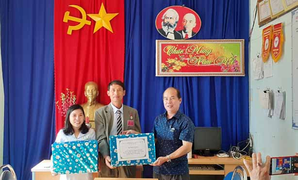 Đồng chí Lê Đình Huấn trao quà cho cán bộ Trạm y tế Bờ Ngoong. Ảnh: Hoàng Viên