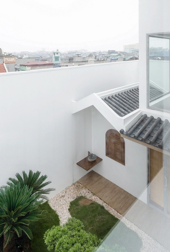 Tầng bốn là không gian thú vị nhất nhà với một khu vườn nhiệt đới nhỏ có mái hiên. Dưới mái hiên này là chỗ chủ nhà thưởng trà, thiền định, tiếp các vị khách đặc biệt cũng như ngắm mưa rơi. Tầng bốn là không gian thú vị nhất nhà với một khu vườn nhiệt đới nhỏ có mái hiên. Dưới mái hiên này là chỗ chủ nhà thưởng trà, thiền định, tiếp các vị khách đặc biệt cũng như ngắm mưa rơi.