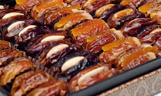  Mỗi ngày, bạn ăn 2-3 trái chà là thơm ngon sẽ rất tốt cho sức khỏe. Theo các chuyên gia dinh dưỡng, quả chà là giàu vitamin cũng như khoáng chất cần thiết để bổ sung cho cơ thể.