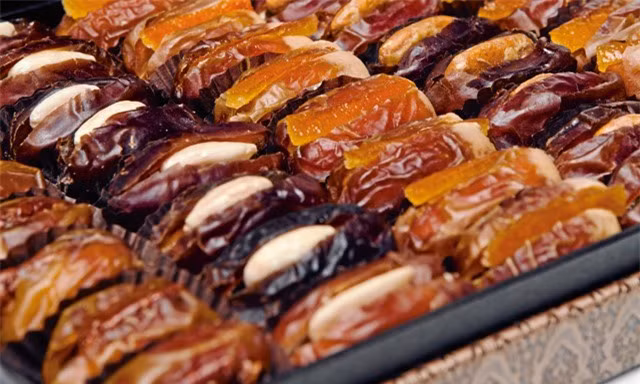  Mỗi ngày, bạn ăn 2-3 trái chà là thơm ngon sẽ rất tốt cho sức khỏe. Theo các chuyên gia dinh dưỡng, quả chà là giàu vitamin cũng như khoáng chất cần thiết để bổ sung cho cơ thể.