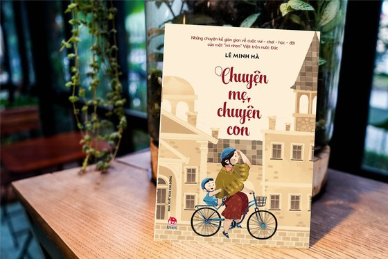 "Chuyện mẹ - Chuyện con" của nhà văn Lê Minh Hà là những trải nghiệm trong quá trình nuôi dạy hai cậu con trai cách nhau cả chục tuổi