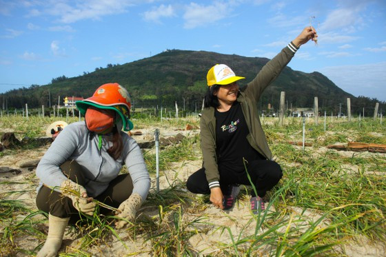  Người phụ nữ này rất vui mừng khi phát hiện một tép tỏi cô đơn trên đồng ruộng. . Ảnh: NGUYỄN TRANG