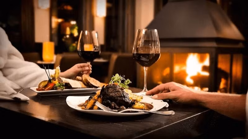  Tự tay nấu bữa tối là sự lựa chọn hợp lý. Ảnh: T.L