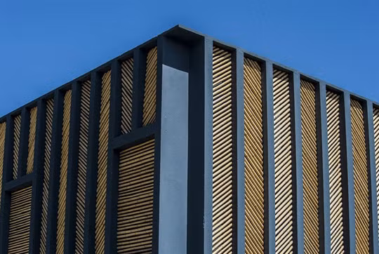 Dự án độc đáo này do kiến ​​trúc sư Vilela Florez ở Brazil phác họa. Vô số thanh tre được tích hợp để tạo nên mặt tiền đầy ấn tượng với hình dạng và tỷ lệ khác nhau. Mô hình lấy cảm hứng từ xương cá này mang đến cho tòa nhà độ tương phản tuyệt đẹp, giữa màu vàng của tre và màu đen của những khung bê tông