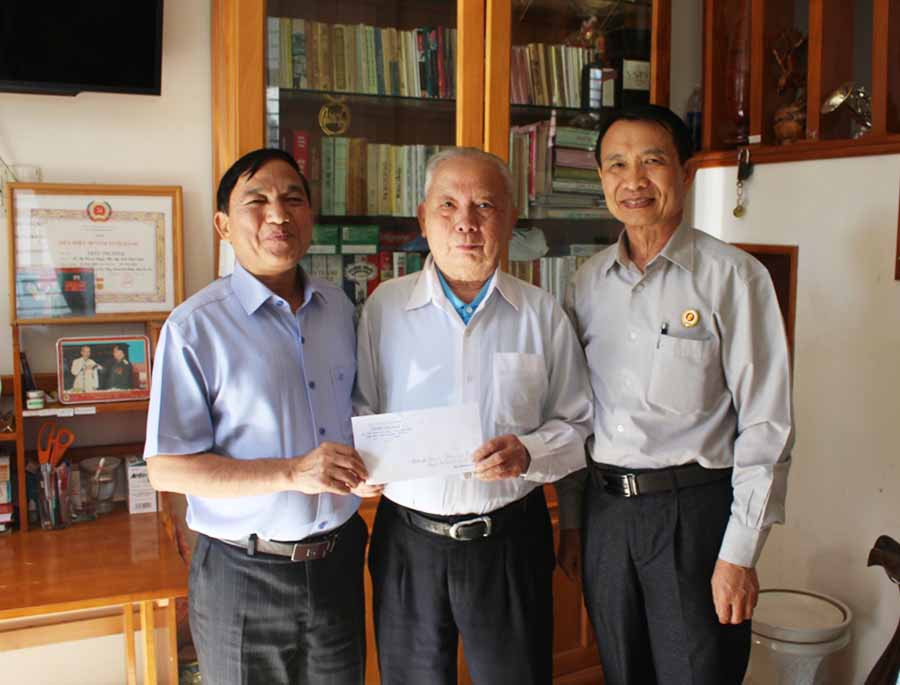 Đồng chí Nay Hứ (bìa trái)-Chủ tịch Hội CCB tỉnh thăm, tặng quà đồng chí Phan Anh Tuấn-nguyên Chủ tịch Hội CCB tỉnh nhiệm kỳ I, nhiệm kỳ II (ở giữa). Ảnh: P.L