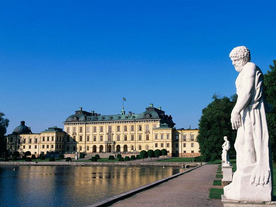 Cung điện Drottningholm ở thủ đô Stockholm, Thụy Điển trở thành nơi ở chính thức của hoàng gia nước này vào năm 1981. Công trình này có tổng cộng 600 căn phòng, với những căn phòng phía nam dành riêng cho hoàng tộc, và phần còn lại được mở cửa quanh năm để công chúng tham quan. Ảnh: Getty. Cung điện Drottningholm ở thủ đô Stockholm, Thụy Điển trở thành nơi ở chính thức của hoàng gia nước này vào năm 1981. Công trình này có tổng cộng 600 căn phòng, với những căn phòng phía nam dành riêng cho hoàng tộc, và phần còn lại được mở cửa quanh năm để công chúng tham quan. Ảnh: Getty.