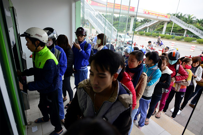 Giảm phí, tăng giao dịch online sẽ giảm việc phải rút tiền mặt - Ảnh Ngọc Thắng