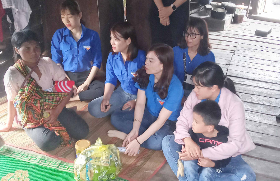 Đoàn Thanh niên thị trấn Phú Túc thăm, tặng quà thân nhân gia đình chị Ksor Ber. Ảnh: Ngọc Sang