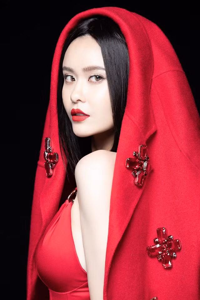  Thay cho lời kết, người đẹp gửi lời chúc đến những người phụ nữ sẽ luôn giữ được tâm an và hạnh phúc.