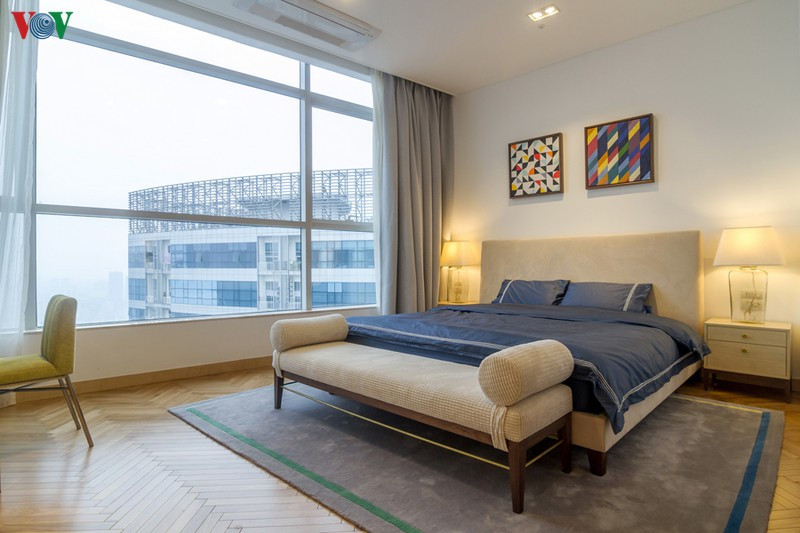 Phòng ngủ chính với cửa vách kính lớn mở ra một khoảng không gian rộng và có view đẹp. Đầu giường cũng trang trí tranh theo lối đồ họa. Phòng ngủ chính với cửa vách kính lớn mở ra một khoảng không gian rộng và có view đẹp. Đầu giường cũng trang trí tranh theo lối đồ họa.