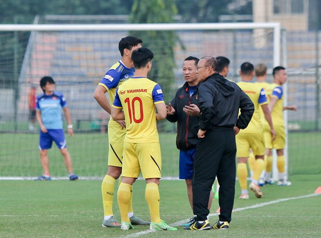 Công Phượng và Văn Hậu cùng thầy Park trong quá trình chuẩn bị cho vòng loại World Cup 2022 - Minh Tú