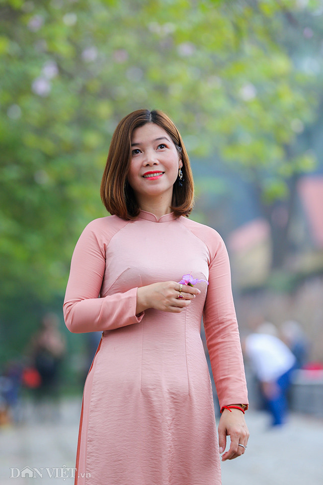 Những người phụ nữ đã qua tuổi 18, đôi mươi cũng bị mê hoặc bởi vẻ đẹp thơ mộng của loài hoa này. Những người phụ nữ đã qua tuổi 18, đôi mươi cũng bị mê hoặc bởi vẻ đẹp thơ mộng của loài hoa này.