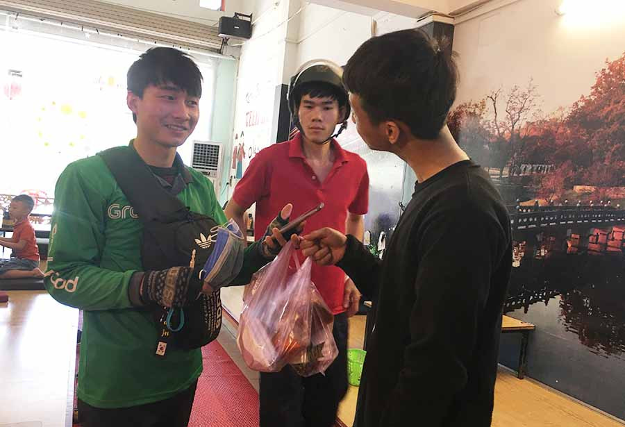  Với ứng dụng GrabFood, khách hàng có thể dễ dàng đặt đồ ăn trực tuyến. Ảnh: V.T