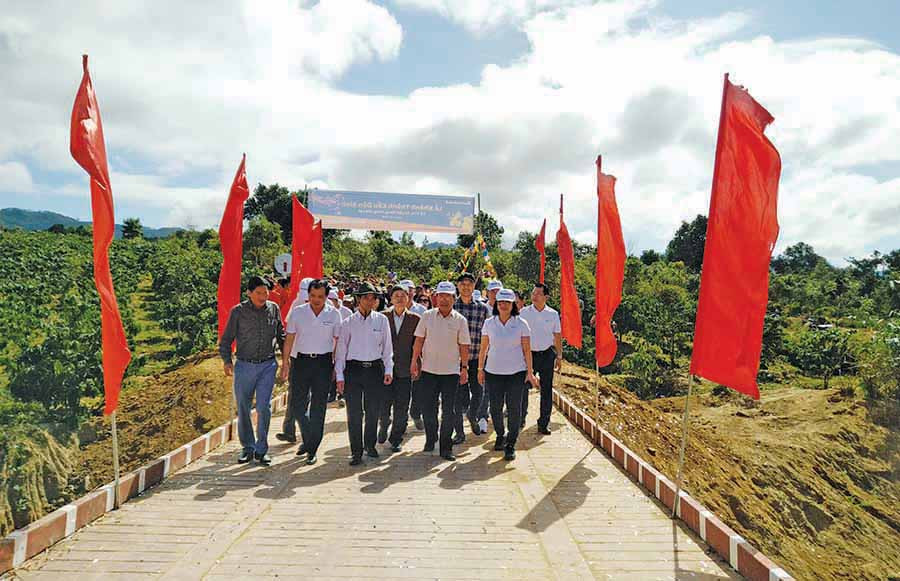  Sacombank tặng cầu dân sinh phục vụ nhu cầu đi lại của người dân 2 làng Kret Krot, Bok Ayơl (xã Hà Ra, huyện Mang Yang). Ảnh: S.C
