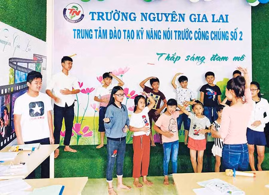  Một buổi học của lớp MC “nhí” tại Trung tâm Đào tạo kỹ năng nói trước công chúng. Ảnh: H.D