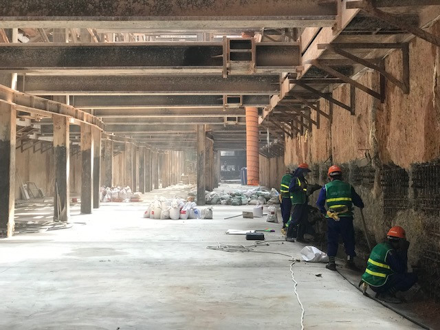 Bên dưới lòng đất, trong đường hầm tuyến metro số 1 - Ảnh: H.Mai