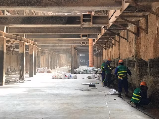 Bên dưới lòng đất, trong đường hầm tuyến metro số 1 - Ảnh: H.Mai